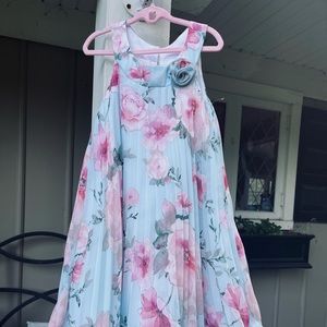 Size 6 Floral sleeveless dress, never worn.